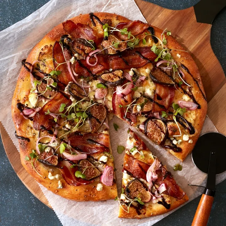 طرز تهیه پیتزا بیکن: راهنمای کامل، تکنیک تُرد کردن و سس باربیکیو
